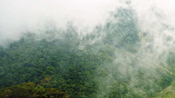 Wolken über dem Gebirgstal — Stockvideo