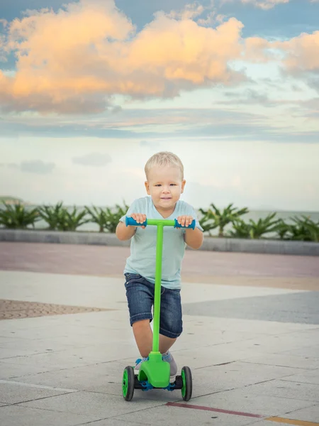 Niño con scooter — Foto de Stock