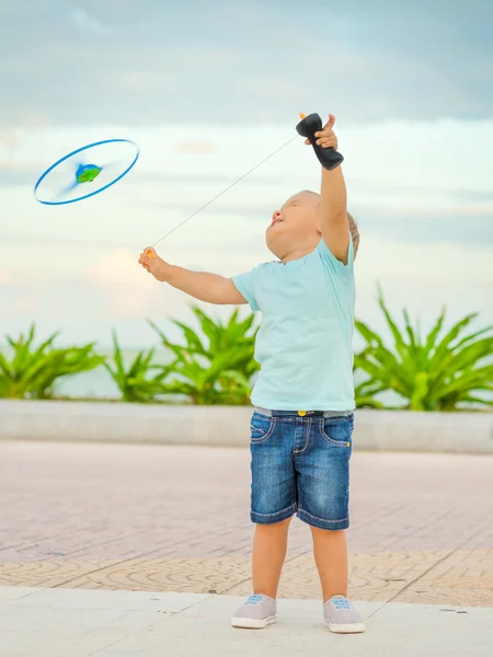 Baby mit fliegender Untertasse — Stockfoto