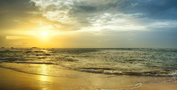 Zonsondergang over de zee. Panorama — Stockfoto