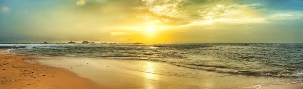 海に沈む夕日。パノラマ — ストック写真