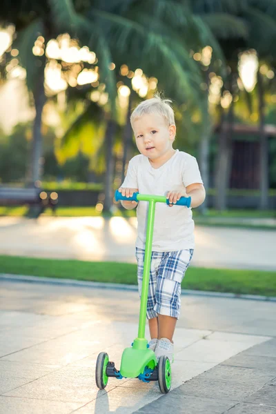 Niño con scooter — Foto de Stock