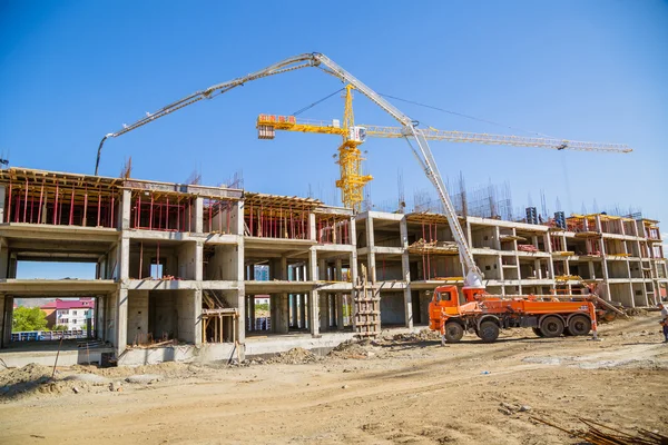 La pompe à béton et le bâtiment Images De Stock Libres De Droits