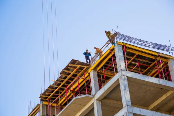 Bouwers boven op een Stockafbeelding