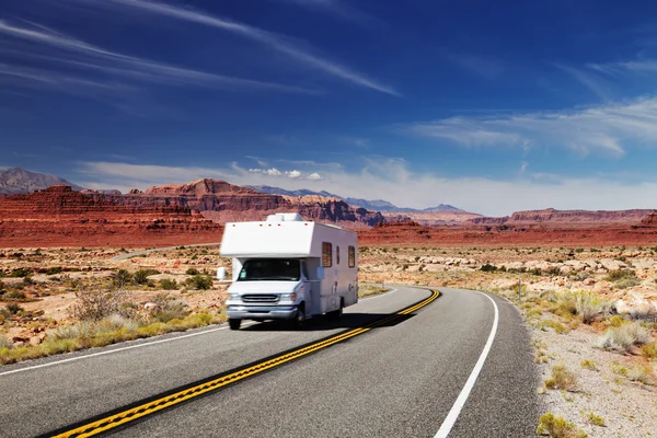 Camper RV en la carretera —  Fotos de Stock