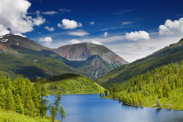 Lago de montaña — Foto de Stock