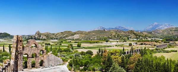 Ruinerna av antika romerska akvedukten i Aspendos, Turkiet — Stockfoto