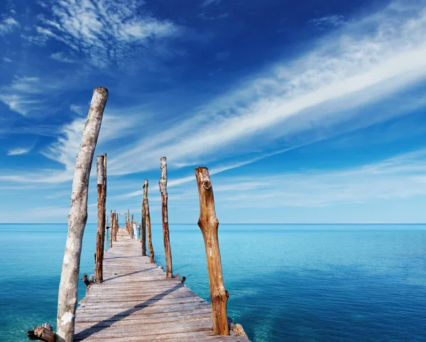 Molo di legno su un'isola tropicale — Foto Stock