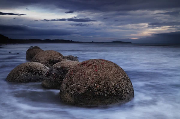 Moeraki валуни, Нова Зеландія — стокове фото