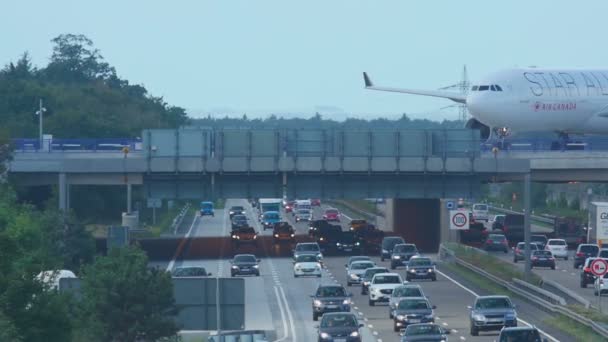在高速公路上的空客 330 — 图库视频影像