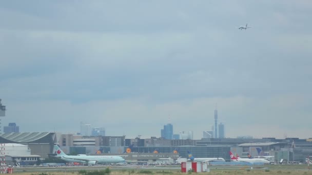 Trafic à l'aéroport de Francfort — Video