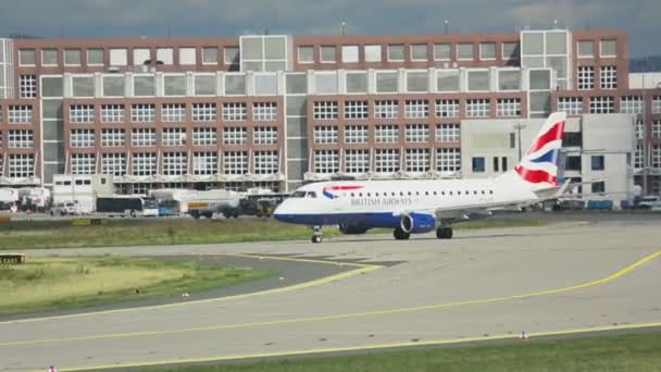 Такси Embraer 170 British Airways — стоковое видео