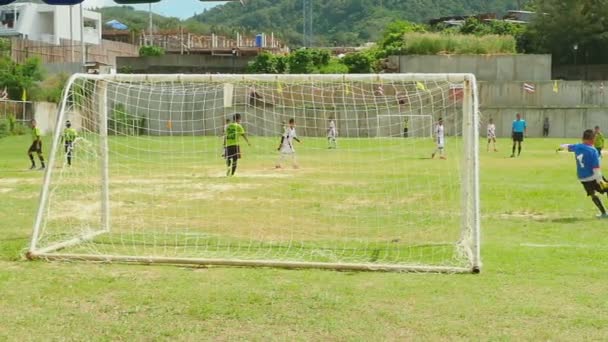 Футбольный матч на детском командном турнире — стоковое видео