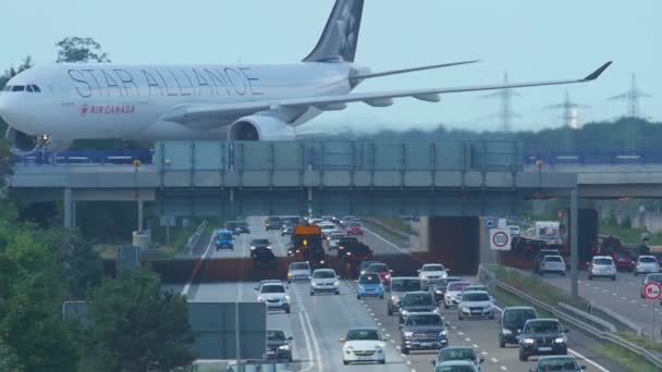 Airbus 330 přes dálnici — Stock video