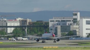 Frankfurt Airport'ta Taksilemek uçak