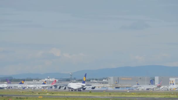 Tráfego no aeroporto de Frankfurt — Vídeo de Stock