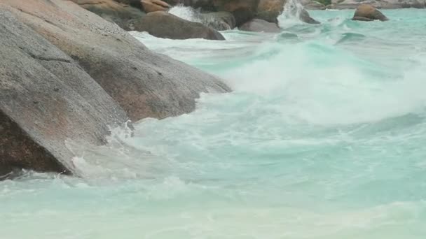 Onde roulante turquoise, ralenti — Video