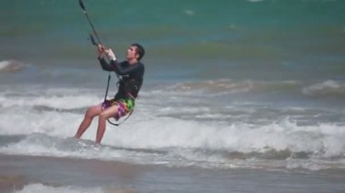 Kiteboarder sörf dalgalar ile kiteboard