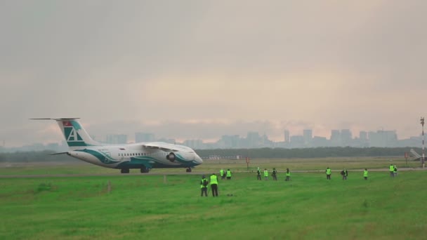 Flugzeug-Spotting, Flughafen Tolmachevo — Stockvideo