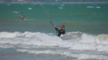 Kiteboarder sörf dalgalar ile kiteboard
