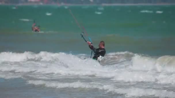 Kiteboarder surft Wellen mit Kiteboard — Stockvideo