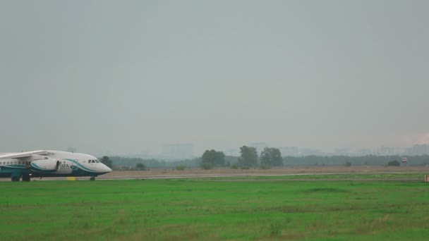 Antonov An-148 Angara Airlines taxiën — Stockvideo