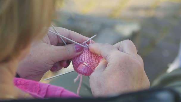 Socken stricken für Enkelin — Stockvideo