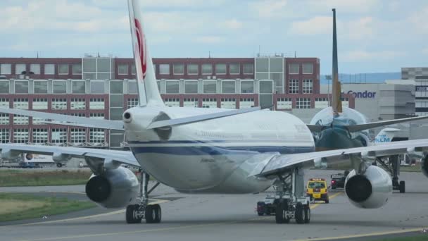 Flugzeuge werden aus dem Verkehr gezogen — Stockvideo