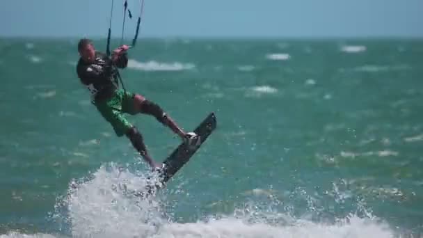 Kiteboarder szörfözés hullámok kiteboard — Stock videók