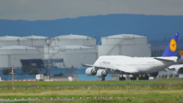 Le Boeing 747 décolle et monte — Video