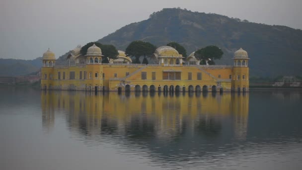 JAL mahal palace στη λίμνη, τη νύχτα στην Jaipur Ινδία — Αρχείο Βίντεο