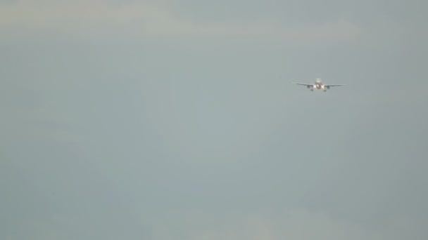 Airbus 320 πλησιάζει στο αεροδρόμιο του Πουκέτ — Αρχείο Βίντεο