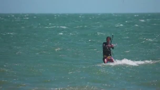 Onde surf kiteboarder con kiteboard — Video Stock
