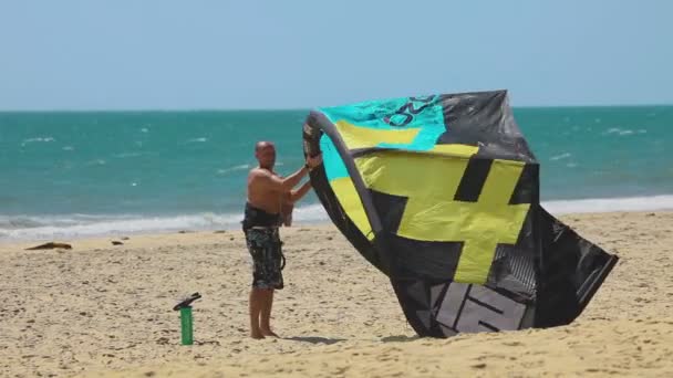 Kiteboarder на пляжі перед гонкою — стокове відео