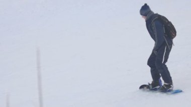 Kış parkta snowboard