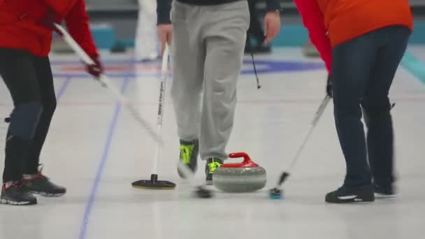 Curling diapositiva de piedra, los jugadores barrer — Vídeo de stock