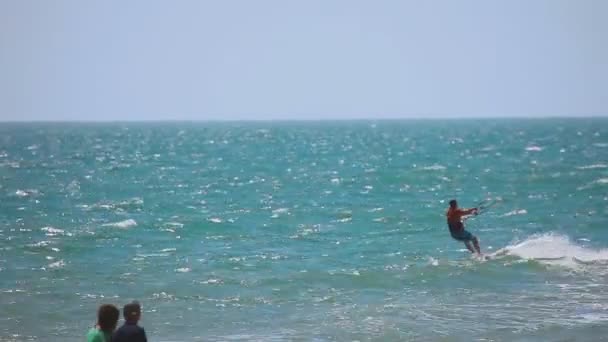 Kiteboarder surfa vågor med kiteboard — Stockvideo