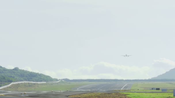 Airbus 320 Phuket Havaalanı'nda açılış öncesi yaklaşıyor — Stok video