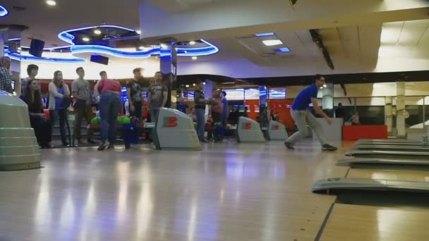 Concursos familiares en el club de bolos Quantum — Vídeo de stock