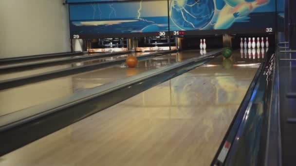 Épingles de bowling dans le club de bowling — Video