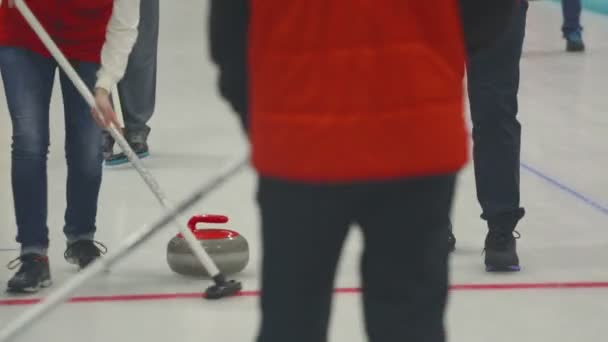 Curling diapositiva de piedra, los jugadores barrer — Vídeos de Stock