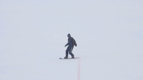 Snowboard en el parque de invierno — Vídeo de stock