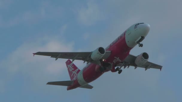 Airbus 320 lyfter från Phukets flygplats — Stockvideo