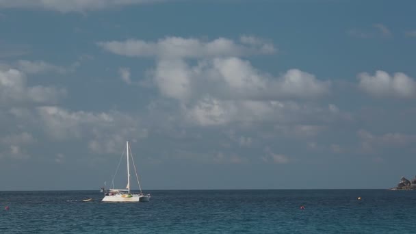 Paisaje marino con catamarán — Vídeo de stock