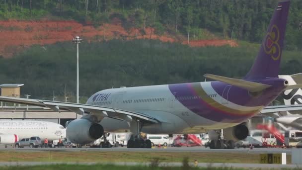 Airbus 330 Phuket airport de Taksilemek — Stok video