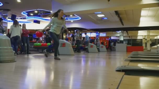 Familie wedstrijden in bowlingclub Quantum — Stockvideo