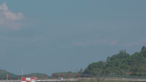 Airbus 320 вылет из аэропорта Пхукета — стоковое видео