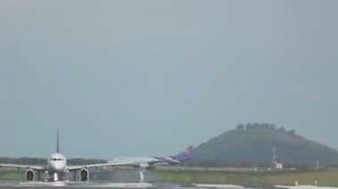 Airbus 320 fren ve başlatmak için Airbus 330 Taksilemek