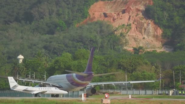 Airbus 330 taxning i Phukets flygplats — Stockvideo