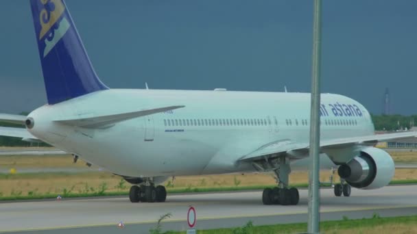 Boeing 767 Air Astana Taksilemek — Stok video